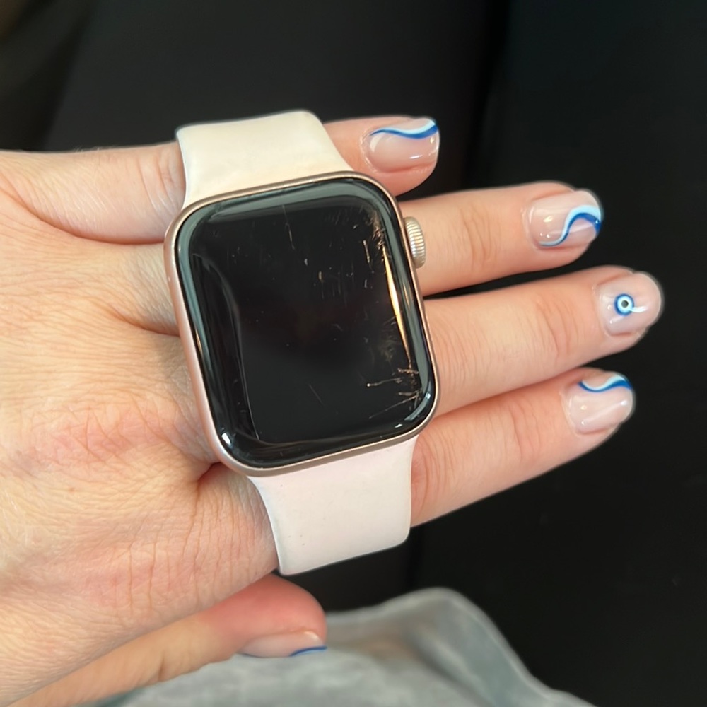 Apple Watch Series 4 ⌚️ w/ charger